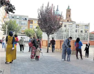  ?? ÁNGEL DE CASTRO ?? Varios vecinos de La Almunia, esta semana pasada, cuando la localidad todavía esperaba la decisión judicial.