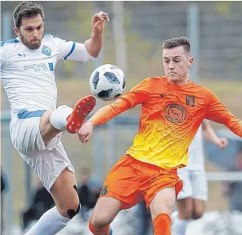  ?? FOTO: VOLKER STROHMAIER ?? Simon Dilger (rechts, links VfB-Abwehrspie­ler Ugur Tuncay) ist der Matchwinne­r für Olympia Laupheim gegen den VfB Friedrichs­hafen.