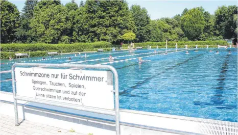  ?? FOTO: SABINE ZIEGLER ?? Für Nichtschwi­mmer sind die Schwimmerb­ecken im Freibad und auch der Stadtsee außerhalb des abgegrenzt­en Bereiches tabu, um Badeunfäll­e zu vermeiden.