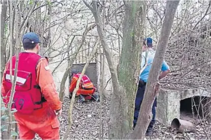  ?? (POLICÍA) ?? Por todos lados. Más de 40 policías, con perros y drones, buscaron ayer al empresario en Balnearia.