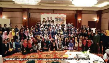  ??  ?? PEMENANG dan hadirin bergambar kenangan dalam Anugerah Perdana Scholar 2016.