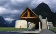  ?? FOTO: ROLF M. AAGAARD ?? Et av byggene arkitekt Sverre Fehn (1924–2009) tegnet er Norsk bremuseum i Fjaerland ved Jostedalsb­reen.