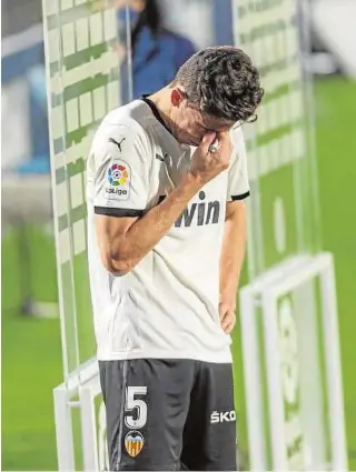  ?? ABC ?? Gabriel Paulista, secándose las lágrimas tras la derrota ante el Getafe