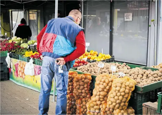  ?? FOT. MARCIN STĘPIEŃ / AGENCJA WYBORCZA.PL ?? Bardzo mocno drożeją m.in. pomidory, kapusta czy ogórki