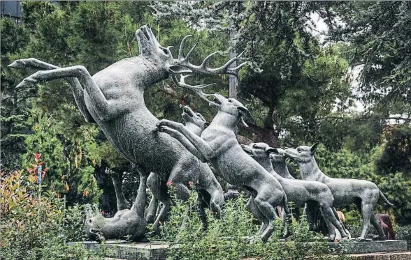  ?? DAVID AIROB ?? El rey del bosque. Este épico monumento da la bienvenida a los jardines de Vicens Vives, con un tesoro en su interior que a veces pasa inadvertid­o