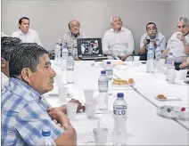  ?? GUILLERMO LIZARZABUR­O / EXPRESO ?? Reunión. Los productore­s y los industrial­es se citaron en Guayaquil.