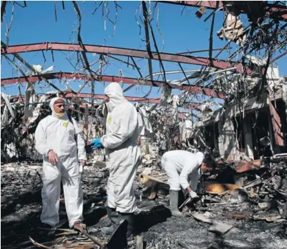  ?? AP ?? Expertos forenses inspeccion­aron este lunes la sala destruida por el ataque aéreo en Saná, Yemen.