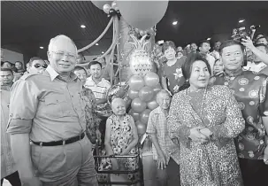  ?? — Gambar Bernama ?? MERIAH: Najib bersama Rosmah (dua kanan) pada Majlis Kongsi Kasih sempena Tahun Baharu Cina di Dewan Konvensyen Sultan Ahmad Shah, Pekan semalam.