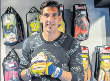  ??  ?? EN SOLOPORTER­OS. El meta navarro muestra sus nuevos guantes en la tienda de Bilbao.