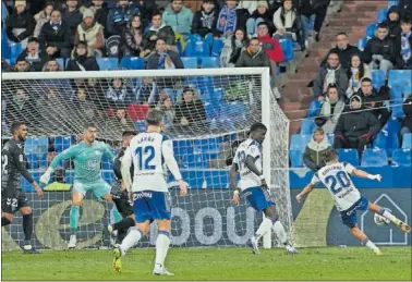  ?? ?? Giuliano remata de volea para batir a Yáñez en la acción del empate del Real Zaragoza.