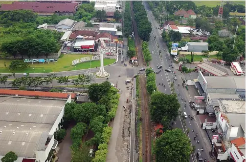  ?? YUYUNG ABDI/JAWA POS ?? BELUM TERSAMBUNG: Di beberapa titik sudah terbangun frontage road di sisi timur jalur Waru-Buduran. Di antaranya, depan perumahan Puri Surya Jaya, Gedangan. Namun, dari rencana frontage road sepanjang 9,3 km, baru selasai 2,5 km. Dewan meminta...