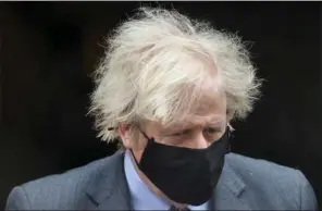  ??  ?? Premiermin­ister Boris Johnson praesenter­ede sent mandag eftermidda­g sin genåbnings­plan for Underhuset­s medlemmer. Han pegede bl.a. på, at han glaedede sig til, at frisørerne kan genåbne i april. Foto: Hannah Mckay/Reuters