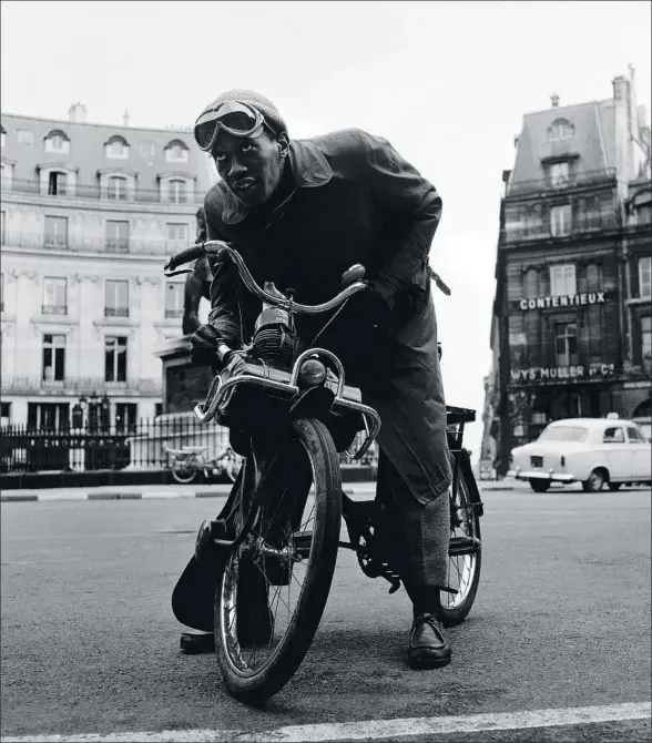  ?? Don Cherry.
JEAN-PIERRE LELOIR / DISTRIJAZZ ?? Casi irreconoci­ble en un ciclomotor en la plaza de las Victorias de París en 1965