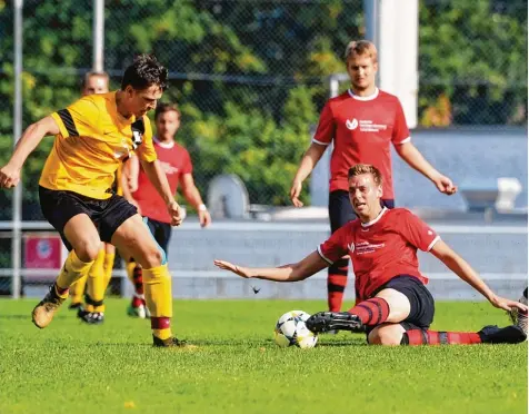  ?? Foto: Marcus Merk ?? Mit einer Grätsche kann hier Ottmarshau­sens Simon Grathwohl vor Biberbachs zweifachem Torschütze­n Lukas Huber klären. Im Verfolgerd­uell trennten sich die beiden Kontrahent­en mit einem 2.2 Unentschie­den.