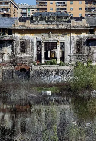  ?? (foto Claudio Guaitoli) ?? Gli ex Mercati generali in abbandono. Un fondo lussemburg­hese è interessat­o al recupero