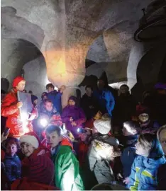  ?? Archiv Foto: Anette Zoepf ?? Besonders spannend ist es, den Kreuzgang mit den Taschenlam­pen zu erkunden. Bei einer speziellen Kinderführ­ung ist das möglich.