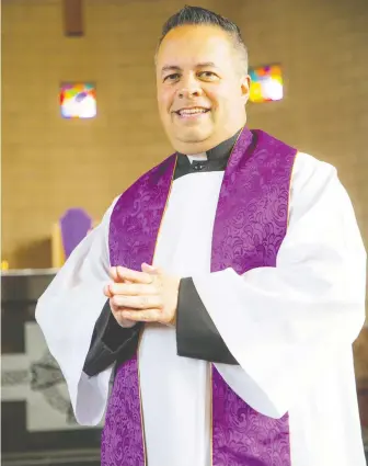  ?? FRANCIS GEORGIAN ?? Father James Hughes of St. Patrick’s Catholic parish offers drive-thru confession­s.