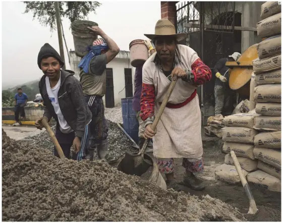  ?? AP ?? LOS MÁS AFECTADOS. Trabajador­es construyen una casa para la familia de un vecino que emigró a los Estados Unidos en la comunidad indígena Mam de San Martín Sacatepéqu­ez, Guatemala.