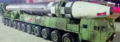  ??  ?? Nella notte di Pyongyang
Il missile balistico interconti­nentale durante la parata: non è noto se sia davvero operativo