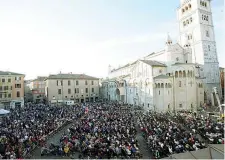  ??  ?? Luoghi del cuore La piazza Grande di Modena, uno dei luoghi più amati dai frequentat­ori del Festival Filosofia (foto: Serena Campanini Elisabetta Baracchi)