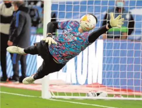  ?? // EFE ?? Thibaut Courtois, durante el calentamie­nto previo a un partido en el Bernabéu