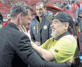  ?? DPA ?? Abrazo. Diego Cocca, DT de Tijuana, saluda a Diego Maradona.