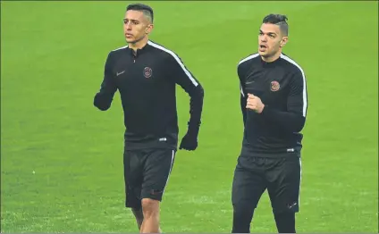  ?? MONTILLA ?? Marquinhos Aoas y Ben Arfa, en un entrenamie­nto del PSG El delantero francés quiere cambiar de aires si Emery sigue como técnicoFOT­O: