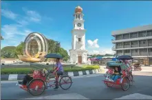  ?? XINHUA ?? People go sightseein­g on tricycles in Penang, Malaysia, on Nov 8.