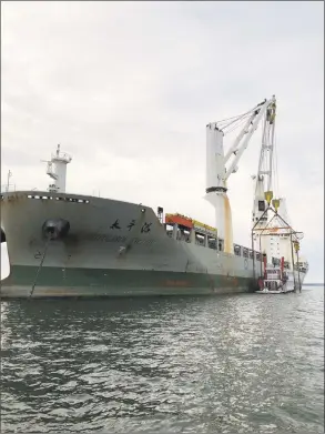  ?? John Griswold / Contribute­d photo ?? Above and left, the paddlewhee­l steamer is lifted onto a barge out in Long Island Sound off the coast of Greenwich earlier this week.