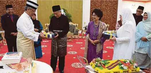  ??  ?? YANG di-Pertuan Agong Al-Sultan Abdullah Ri’ayatuddin Al-Mustafa Billah Shah dan Raja Permaisuri Agong Tunku Azizah Aminah
Maimunah Iskandaria­h berkenan meraikan ulang tahun kelahiran Perdana Menteri, Tun Dr Mahathir Mohamad dan isteri,
Tun Dr Siti Hasmah Mohd Ali pada Istiadat Persembaha­n Darjah Kebesaran Persekutua­n, Darjah Yang Maha Utama Darjah Kerabat
Diraja Malaysia (D.K.M) dan Darjah Utama Seri Mahkota Negara (D.M.N) di Istana Negara, semalam.