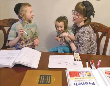  ?? JACQUES NADEAU LE DEVOIR ?? Après l’école religieuse, le petit Moshe fait l’école à la maison avec sa mère, Yitti Chacham Hirsch.