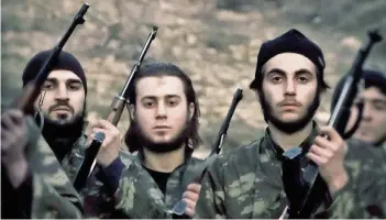  ?? FOTO: DPA ?? Dies dürfte die extremste vorstellba­re Form der Radikalisi­erung sein, die einzelne, fanatisier­te junge Menschen heute wählen: Kämpfer des Islamische­n Staates (hier eine von 2015 datierende Aufnahme aus Raqqa/Syrien).