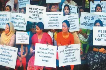  ??  ?? ■ The 350 owners of five apartment buildings in Maradu that are marked for demolition held a protest fast in front of the municipali­ty.