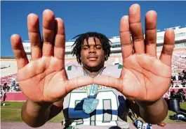  ?? DANIEL A. VARELA dvarela@miamiheral­d.com ?? Miami Central guard and University of Miami signee Laurence Seymore (50) celebrates by throwing up ‘The U’ after defeating Lake Minneola 46-0 and winning the state title.