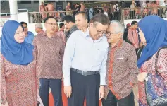  ??  ?? Abang Johari is seen having a personal talk with Stakan assemblyma­n Dato Sri Mohammad Ali Mahmud (second right) after he chaired the PBB supreme council meeting at PBB headquarte­rs in Kuching yesterday.