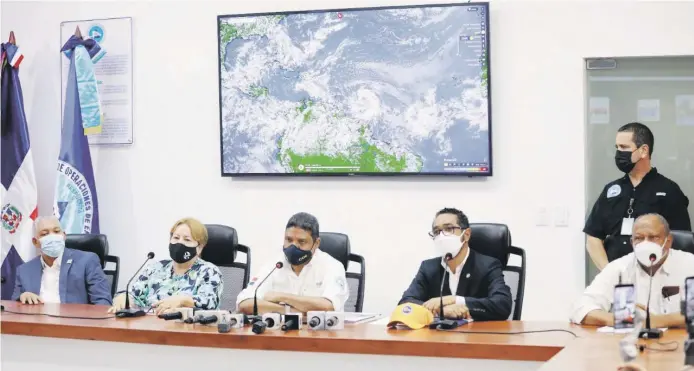  ??  ?? Los directores del COE, Juan Manuel Méndez, y de Meteorolog­ía, Gloria Ceballos, durante una rueda de prensa donde informaron que hay 14 provincias en alerta.