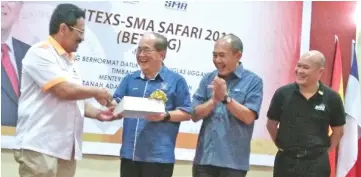  ??  ?? Centexs chief executive officer Syeed Mohd Hussein (left) presents a token of appreciati­on to Uggah for officiatin­g at the programme.