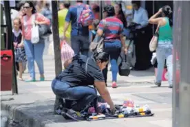  ??  ?? Poco antes del mediodía de este viernes, un número escaso de vendedores ofrecía sus productos en el bulevar de la avenida 4.