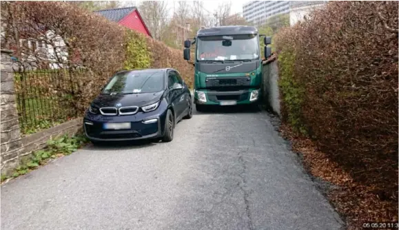  ??  ?? Her ble bossbilen sittende fast bak en parkert bil. Det er viktig å huske på at det skal være tre meter fri veibredde for at større kjøretøy skal komme seg forbi.