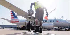  ?? LM OTERO/THE ASSOCIATED PRESS ?? Scott Mills finishes fueling up an American Airlines jet at Dallas/Fort Worth Internatio­nal Airport in Grapevine, Texas, in August 2015.