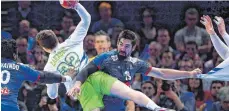  ?? FOTO: AFP ?? Nikola Karabatic (M.) hatte beim Sieg alle Hände voll zu tun.