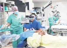  ?? FOTO: AMÍLCAR IZAGUIRRE ?? TRABAJO. Los médicos estadounid­enses mientras practican la operación a dos pacientes con cataratas.