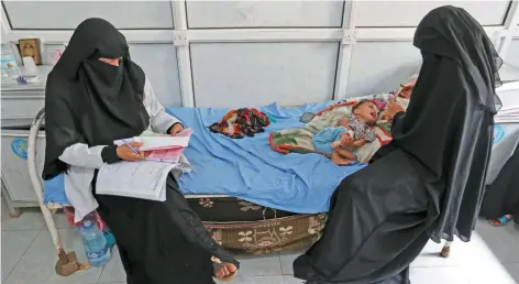  ??  ?? Un pequeño desnutrido yace en la cama de un hospital en Hodeidah, Yemen. Más de 14 millones de personas están al borde la hambruna en el país, según la ONU.