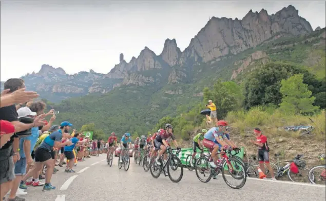  ??  ?? UNA FUGA NUMEROSA. Los escapados de la jornada surcaron las carreteras catalanas y subieron a Montserrat antes de jugarse el triunfo de etapa en Igualada.