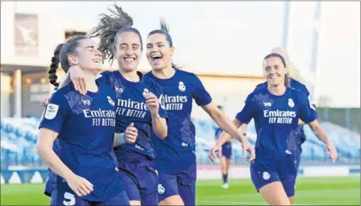  ?? ?? Teresa, emocionada, celebra su gol mientras es abrazada por Maite Oroz. Bruun y Raso corren a su encuentro.