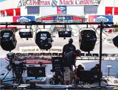  ?? | J. DAVID AKE/ AP ?? Television crews set up outside for the final presidenti­al debate onWednesda­y at the University of Nevada- LasVegas.