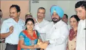  ??  ?? ■ Scheduled Castes, Backward Classes and minority welfare minister Sadhu Singh Dharamsot giving an offer letter to a woman under GharGhar Rozgar scheme in Jalandhar on Tuesday. HT PHOTO