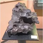  ?? BRIAN E. CLARK ?? Visitors can touch this chunk of 4.56 billionyea­r-old iron meteorite at the UW Geology Museum.