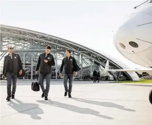  ?? BILD: SN/GEPA PICTURES ?? Auf geht es zur ersten Dienstreis­e: die Neuen Steve Michalek, Chris VandeVelde und Brent Regner (v. l.) beim Abflug vom Hangar-7.