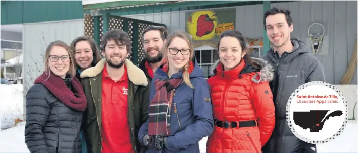  ??  ?? Chaque enfant de la famille a pu choisir ses tâches à la ferme en fonction de ses préférence­s : Claudia, Valérie, Nicolas, Marc-André et Marie-France Beaudoin, Marie-Ève Néron et Emmanuel Beaudoin.